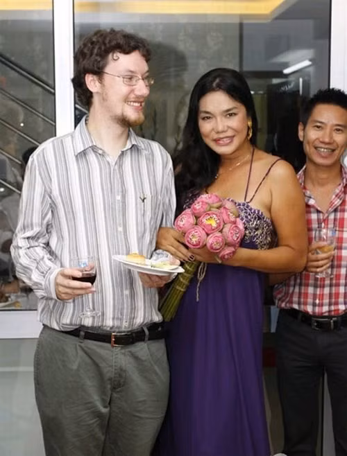 Những khoảnh khắc hạnh phúc của Cindy Thái Tài và chồng Tây.