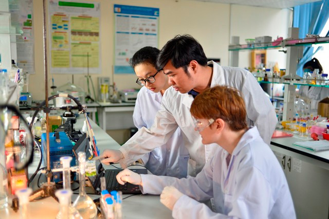 Sinh viên được làm việc trong phòng thí nghiệm hiện đại, chuẩn quốc tế Sinh viên được làm việc trong phòng thí nghiệm hiện đại, chuẩn quốc tế