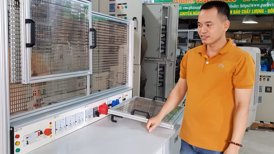 Đỗ Trọng Hùng giới thiệu về sản phẩm của công ty