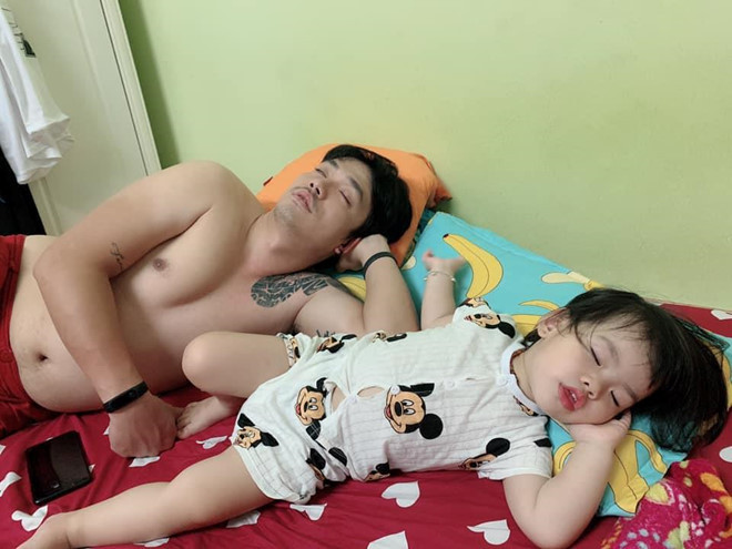 An Nhiên không nói nên lời trước tướng ngủ của hai cha con. Cô chỉ biết để lại ảnh cho dân mạng bình luận. "Ôi giống gì giống cả tướng ngủ lẫn gương mặt thế. Quả này không trượt đi đâu được", Cát Khánh nói. Ảnh: An Nhiên. Loat anh