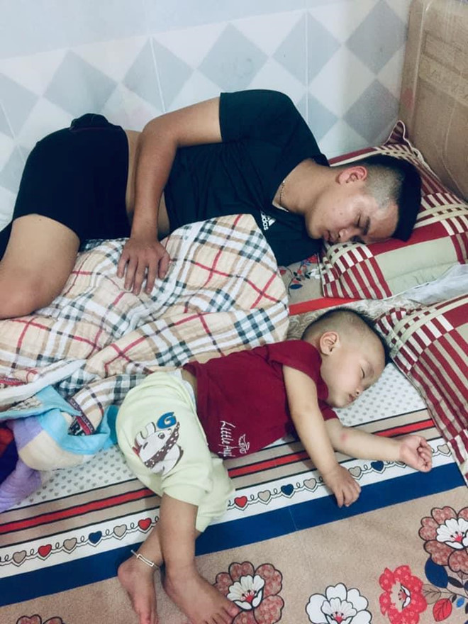 Nhiều người còn hài hước nói rằng hai cha con trong ảnh chẳng khác gì sinh đôi, chỉ có điều anh lớn ra trước vài chục năm thôi. Duy Quỳnh chỉ biết thốt lên "Chào người anh em" khi thấy ảnh con quá giống mình. Ảnh: Duy Quỳnh. Loat anh