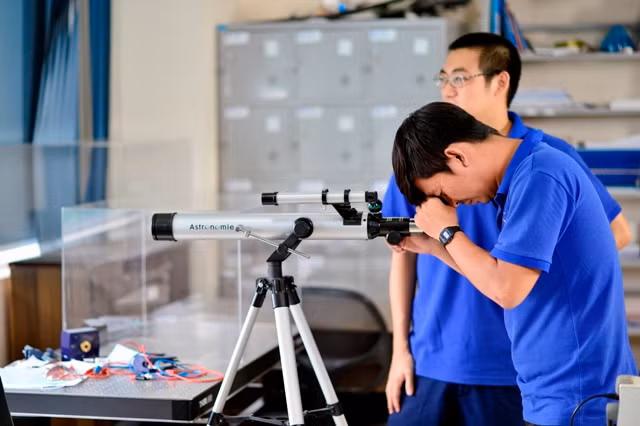 Phương pháp đào tạo tiên tiến, kết hợp chặt chẽ giữa lý thuyết và thực hành.