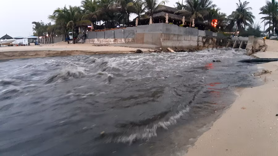 Cống xử lý thoát nước khu vực ven biển ở quận Ngũ Hành Sơn thường đen ngòm sau những trận mưa lớn