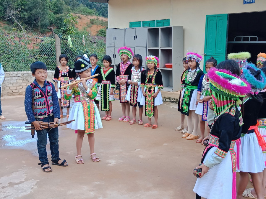 Từ việc phát triển vốn tiếng Việt bằng phương pháp dạy tiếng Mông, không còn hiện tượng học sinh nghỉ học và bỏ học giữa chừng. Ảnh: T.G