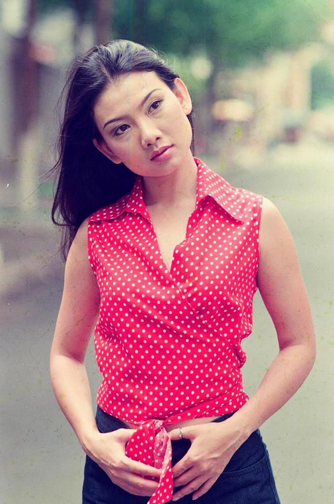 Nhan sắc loạt sao Việt 10 năm trước, xuất sắc nhất vẫn là Tăng Thanh Hà ảnh 11 Kỷ niệm mà Vũ Ngọc Đãng lưu giữ về nữ diễn viên Mỹ Uyên là hình ảnh cô trẻ trung, năng động trong mẫu áo chấm bi đỏ. Hiện giờ, khi Mỹ Uyên luôn xuất hiện đằm thắm, sang trọng, những hình ảnh quá khứ của cô khiến nhiều người bất ngờ, thích thú.