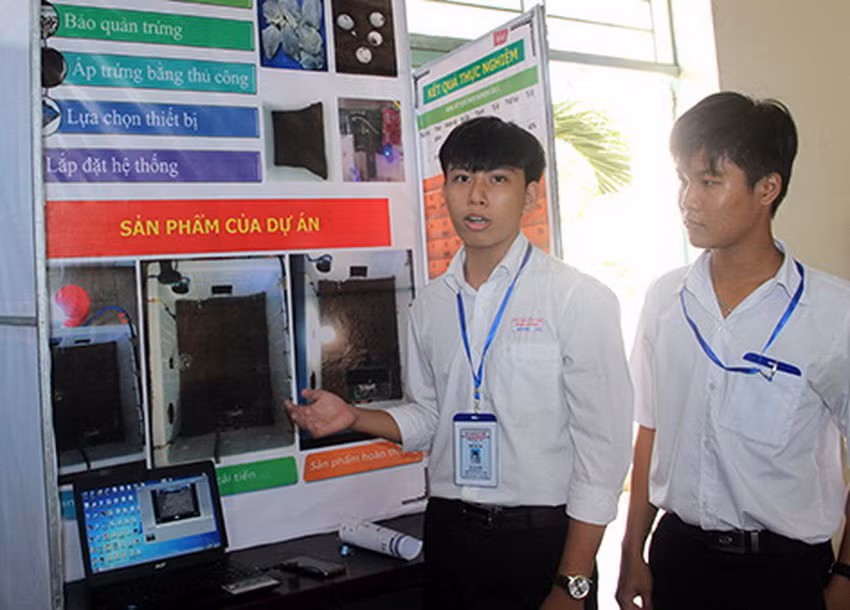 Dự án “Máy ấp trứng cua đinh thông minh” của em Khưu Dịch Tiến và Mai Trí Công, học sinh lớp 10VL Trường THPT chuyên Vị Thanh, vừa xuất sắc đoạt giải Nhất “Cuộc thi KHKT cấp quốc gia học sinh trung học khu vực phía Nam, năm học 2018 - 2019”