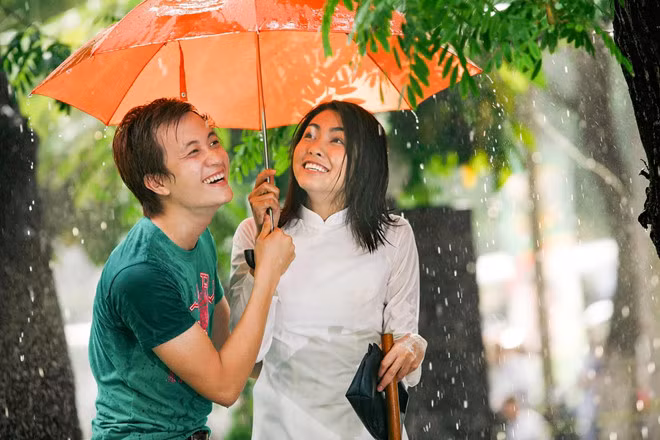 Những hình ảnh xinh đẹp trong tà áo dài của Trúc (Tăng Thanh Hà) đến nay vẫn để lại nhiều dấu ấn trong lòng khán giả. Khi những hình ảnh ngày ấy được đạo diễn chia sẻ, khán giả không khỏi bồi hồi nhớ về thời gian 