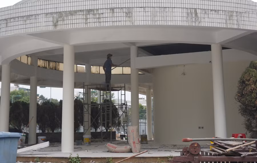 Từ đầu tháng 3, khách sạn đã được sửa sang và chuẩn bị cho hoạt động trở lại. (Ảnh: NT).