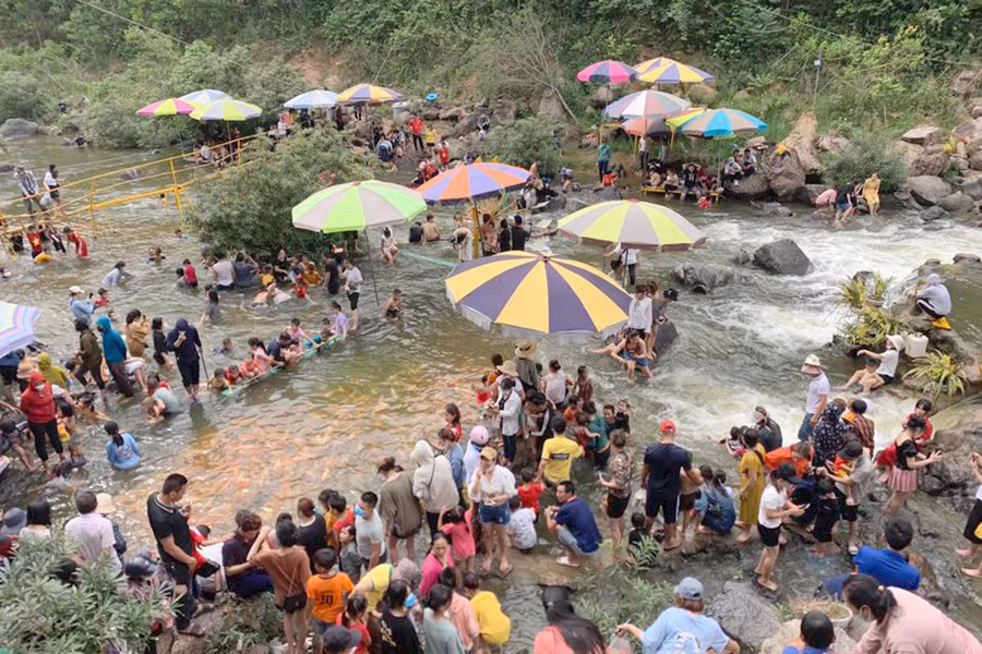 Điểm du lịch suối cá Khe Tọ tại xã Nghĩa Trung, huyện Nghĩa Đàn.