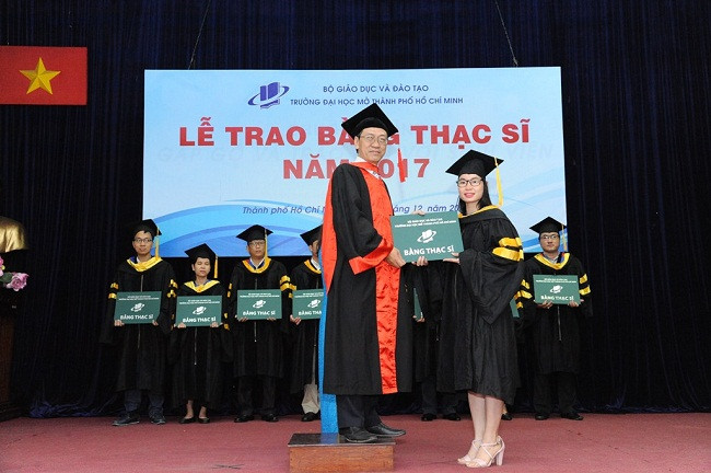 PGS.TS Vũ Hữu Đức- Phó hiệu trưởng nhà trường trao bằng tốt nghiệp cho các học viên