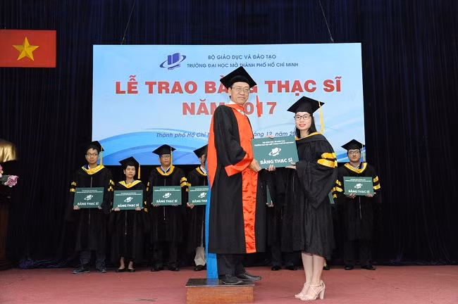PGS.TS Vũ Hữu Đức- Phó hiệu trưởng nhà trường trao bằng tốt nghiệp cho các học viên