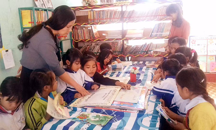 Hướng dẫn học sinh đọc sách tại thư viện Trường Tiểu học Ngô Mây xã Ia Kla (huyện Đức Cơ, Gia Lai)