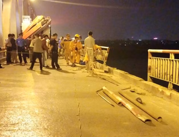  Chiếc xe đâm đổ khoảng 3 m lan can cầu Chương Dương trước khi lao xuống sông Hồng. 