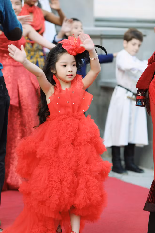 Cô bé Việt Nam 6 tuổi trở thành tân Hoa hậu nhí Á Âu 2018 - Ảnh 8.