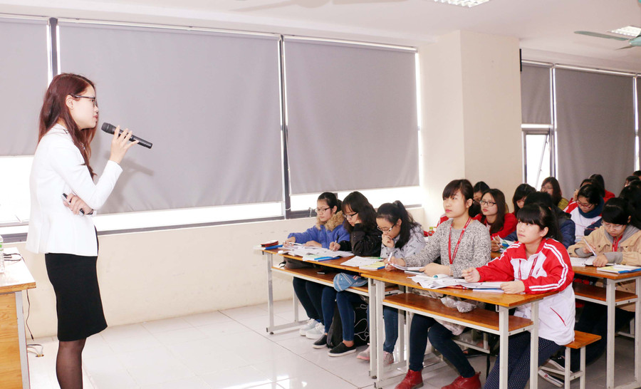 Cô và trò trên giảng đường Trường ĐH Ngoại thương Hà Nội Cô và trò trên giảng đường Trường ĐH Ngoại thương Hà Nội