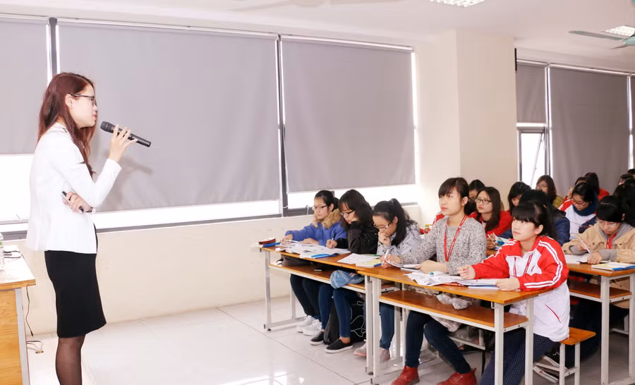 Cô và trò trên giảng đường Trường ĐH Ngoại thương Hà Nội
