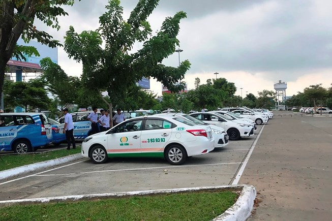 Hàng chục tài xế taxi đình công không đón khách