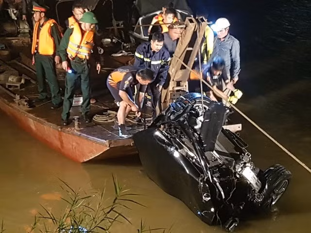  Lực lượng chức năng trục vớt chiếc xe Mercedes GLC 300 rạng sáng 4/11. Ảnh: PV 