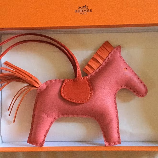 Nữ tín đồ hàng hiệu bị chỉ trích "xấp mặt" vì mua phụ kiện Hermes bé xíu giá cắt cổ ảnh 10 Nữ tín đồ hàng hiệu bị chỉ trích "xấp mặt" vì mua phụ kiện Hermes bé xíu giá cắt cổ ảnh 10