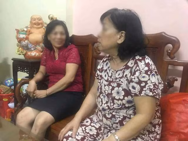  Bà Bình (bên phải) cùng người thân chưa hết hoảng loạn sau khi chứng kiến vụ việc. 