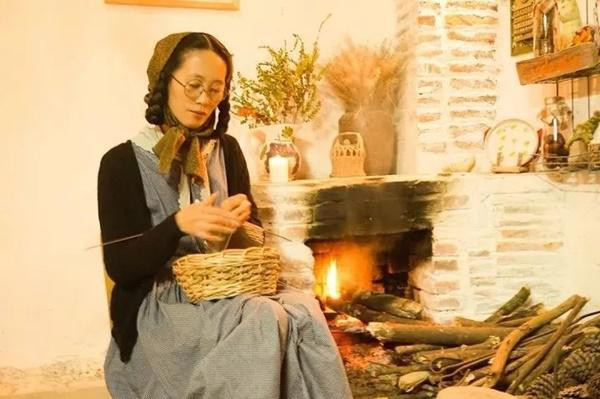 Bên trong nhà cô đặt lò sưởi như bên châu Âu.