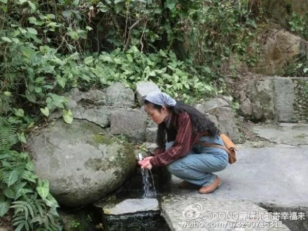 Căn nhà nhỏ của cô có màu xanh, ban công nhỏ bằng sắt thơ mộng.