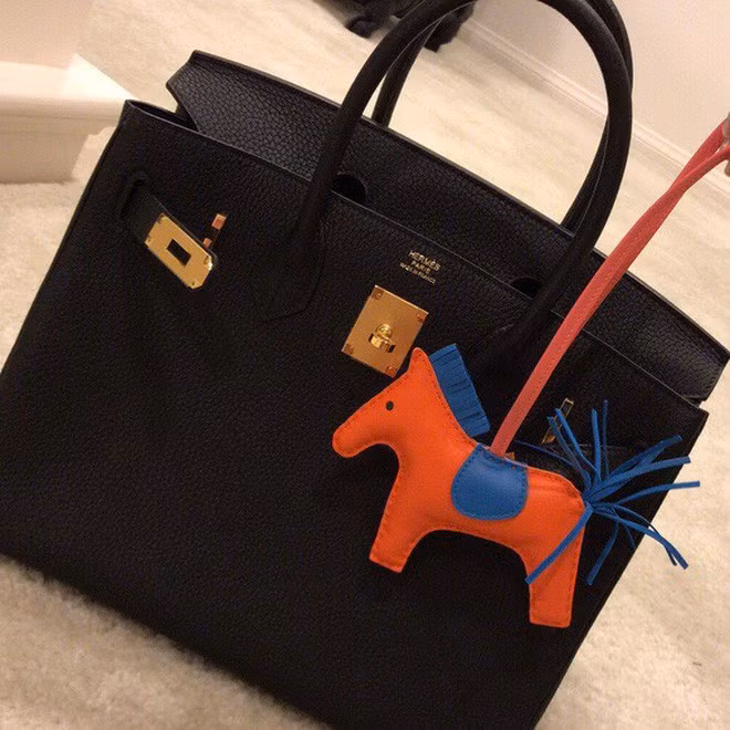 Nữ tín đồ hàng hiệu bị chỉ trích "xấp mặt" vì mua phụ kiện Hermes bé xíu giá cắt cổ ảnh 9 Nữ tín đồ hàng hiệu bị chỉ trích "xấp mặt" vì mua phụ kiện Hermes bé xíu giá cắt cổ ảnh 9