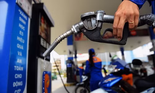 Mỗi lít xăng giảm hơn 1.000 đồng