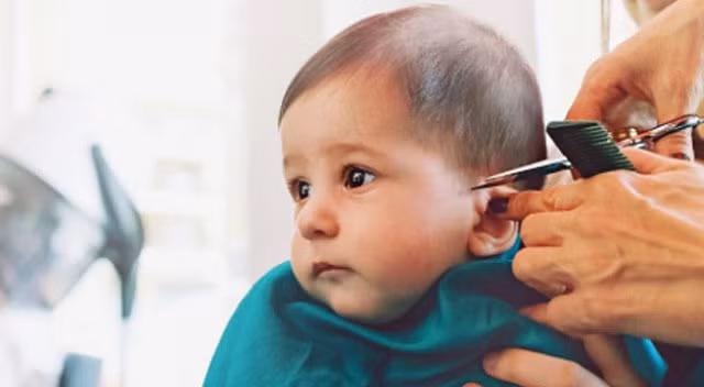 Tác hại khó lường từ việc cạo trọc đầu cho trẻ và mẹo giúp mẹ cắt tóc cho bé dễ dàng - Hình 2