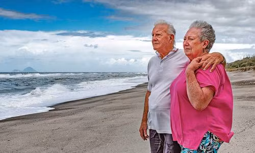 Vợ chồng ông Hutt. Ảnh: Troy Baker.