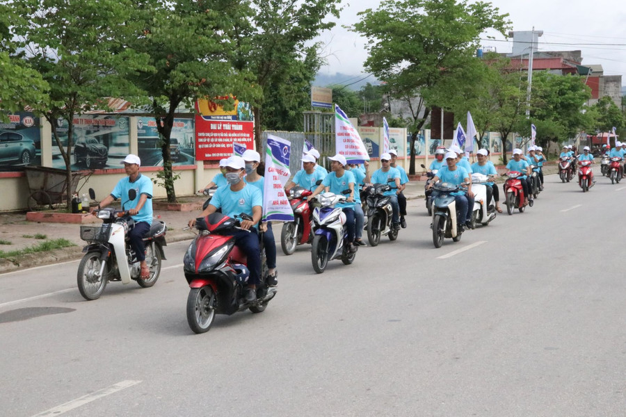 Hơn 100 cán bộ, viên chức, sinh viên các trường chuyên nghiệp tham gia diễu hành trên các trục đường chính của TP. Điện Biên Phủ.