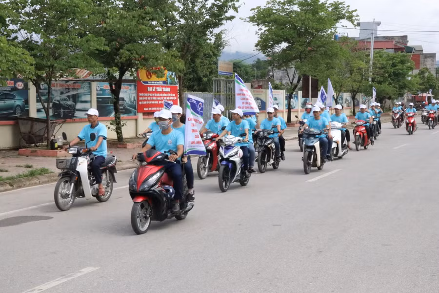 Hơn 100 cán bộ, viên chức, sinh viên các trường chuyên nghiệp tham gia diễu hành trên các trục đường chính của TP. Điện Biên Phủ.