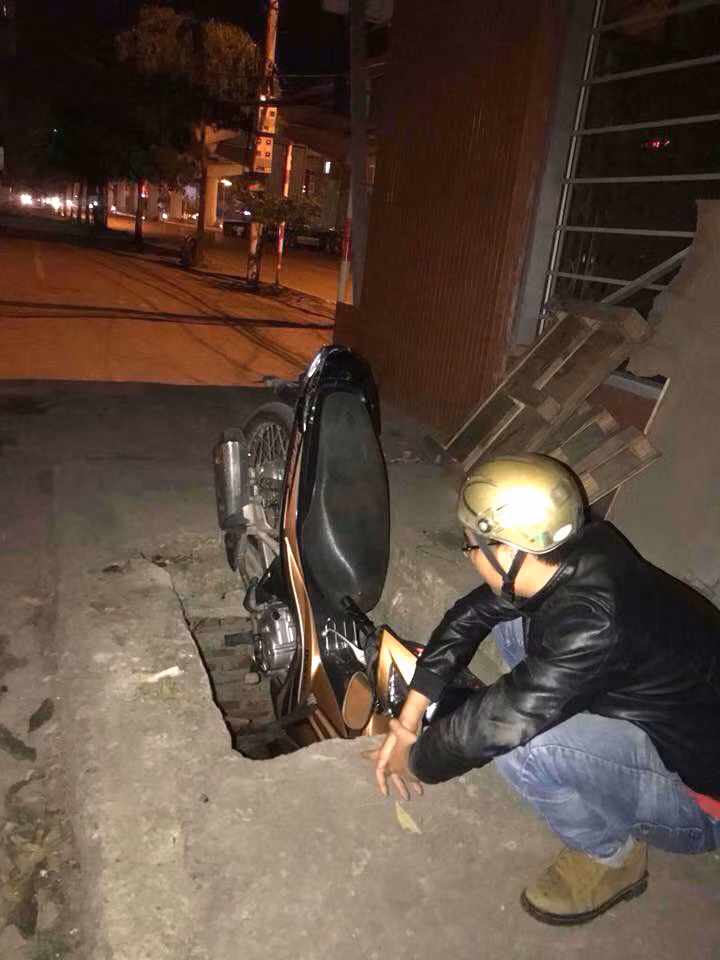 Sáng đi vẫn còn nắp cống mà