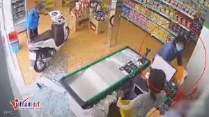 Choáng váng với hành động của cô gái sau khi tông nát cửa kính tạp hóa