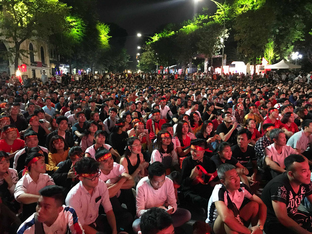 Cổ động viên Việt Nam phấn khích với chiến thắng của đội nhà ảnh 15