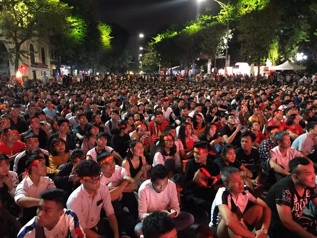 Cổ động viên Việt Nam phấn khích với chiến thắng của đội nhà ảnh 15