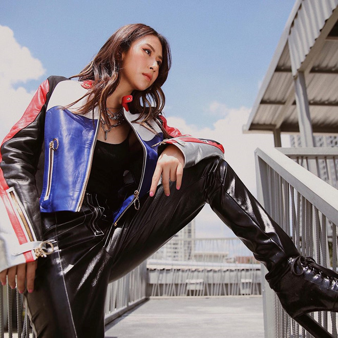 Áo khoác da:Trang phục chất liệu da luôn là sự lựa chọn hoàn hảo dành cho các cô gái mạnh mẽ. Bạn có thể kết hợp áo khoác da với áo thun, sơ mi hay váy họa tiết. Quỳnh Anh Shyn biến hóa set đồ cá tính với biker jacket chắp vá màu sắc cùng phụ kiện xích. Kieu trang phuc khong the thieu trong tu do cua gioi tre Viet hinh anh 3