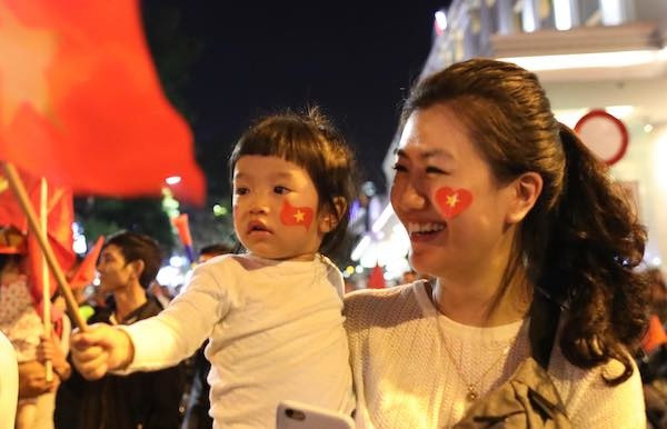 Cổ động viên nhí được mẹ cho xuống phố. Ảnh: Ngọc Thành 47303035-442468009616573-38031-1863-5861