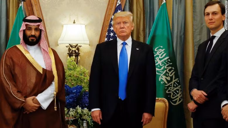 Nét mặt lạnh lùng của ông Trump khi đứng bên Hoàng tử Mohammed bin Salman