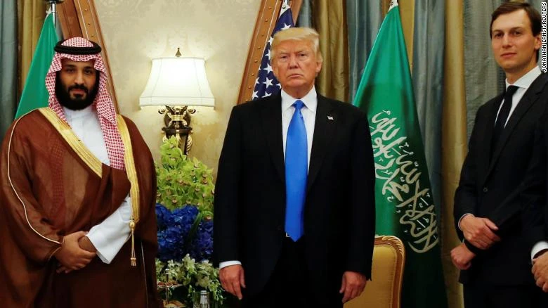 Nét mặt lạnh lùng của ông Trump khi đứng bên Hoàng tử Mohammed bin Salman