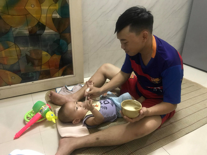 Câu chuyện cười ra nước mắt của những ông bố trẻ ảnh 1 Lần đầu làm bố dù nhiều bỡ ngỡ nhưng các ông bố trẻ luôn cố gắng để chăm con thật tốt /// HOA NỮ