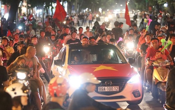 Cổ động viên ăn mừng chiến thắng của tuyển Việt Nam ở Hà Nội. Ảnh: Ngọc Thành 47198462-188170435469772-92076-7253-5325