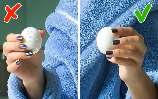 Trứng: Trứng gà tự nhiên có lớp phủ bảo vệ giúp chống lại vi khuẩn hiệu quả. Rửa trứng có thể loại bỏ lớp bảo vệ này, tăng nguy cơ nhiễm khuẩn cao. Tai sao khong nen rua thit ga truoc khi nau? hinh anh 1