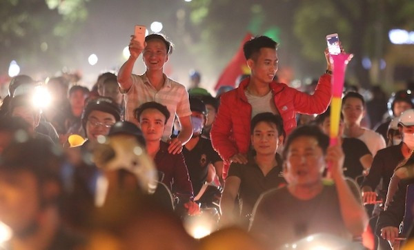 Khoảng gần 21h, nhiều tuyến phố trung tâm Hà Nội bắt đầu đón người hâm mộ đi "bão". Ảnh: Gia Chính 6ee6c94eb92e5a70033f-5067-1543758678.jpg