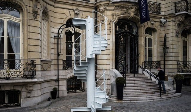 Đoạn cầu thang cũ được bán. Đại gia bí ẩn chi 4,4 tỷ mua... một đoạn cầu thang cũ