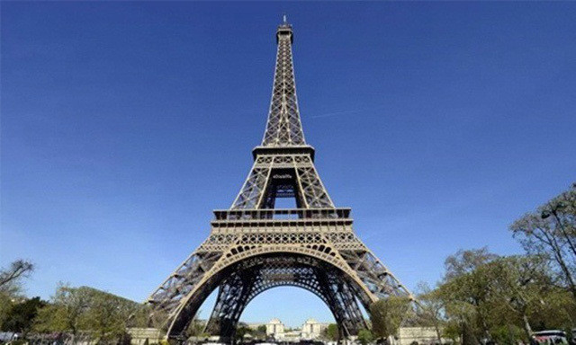 Tháp Eiffel là công trình được nhiều du khách tới tham quan khi đến Paris (Pháp). Đại gia bí ẩn chi 4,4 tỷ mua... một đoạn cầu thang cũ