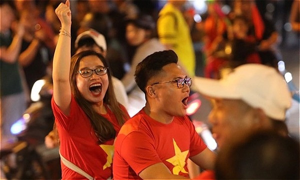 Cổ động viên Hà Nội ăn mừng trên đường phố. Ảnh: Ngọc Thành 47208582-282352055662581-83813-7298-4111