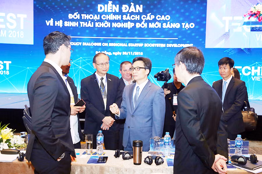 Phó Thủ tướng Vũ Đức Đam trao đổi với các diễn giả tham dự Diễn đàn