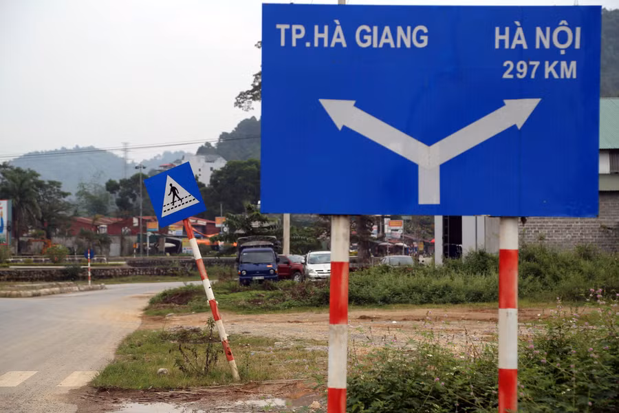 Biển báo hiệu ưu tiên người sang đường bị nghiêng ngả