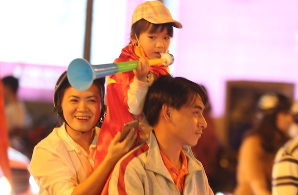 Em bé được người thân cho xuống phố cổ vũ đổi tuyển. Ảnh:Gia Chính 02dec557b53756690f26-7262-1543758678.jpg